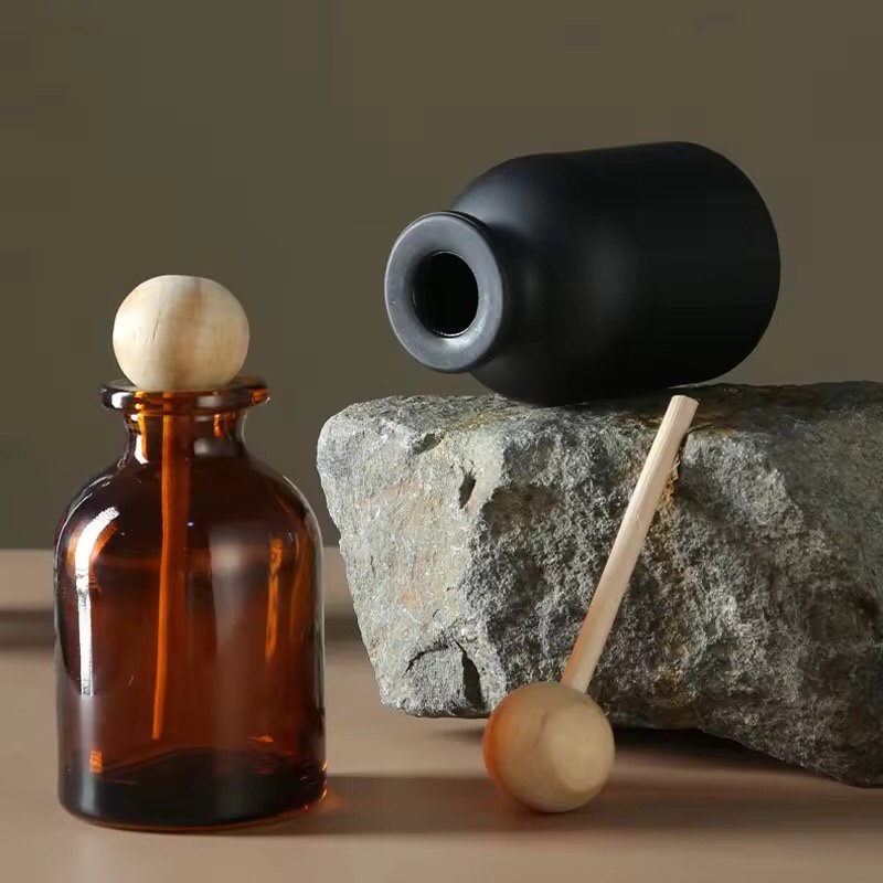 100ml Black and brown glass reed diffuser bottle with natural wood lid and rattan reeds for home fragrance