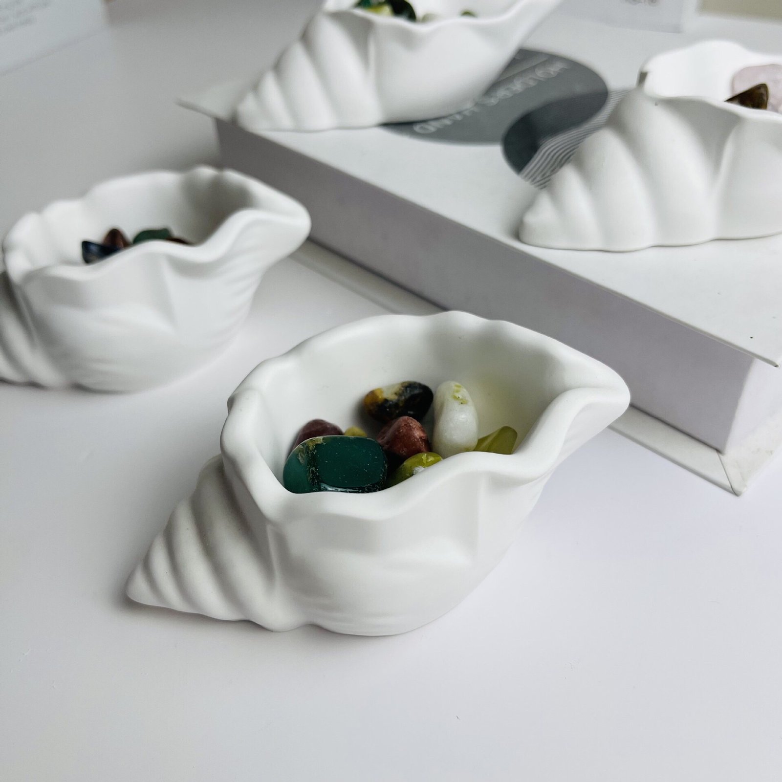 Seashell-shaped white plaster candle jar