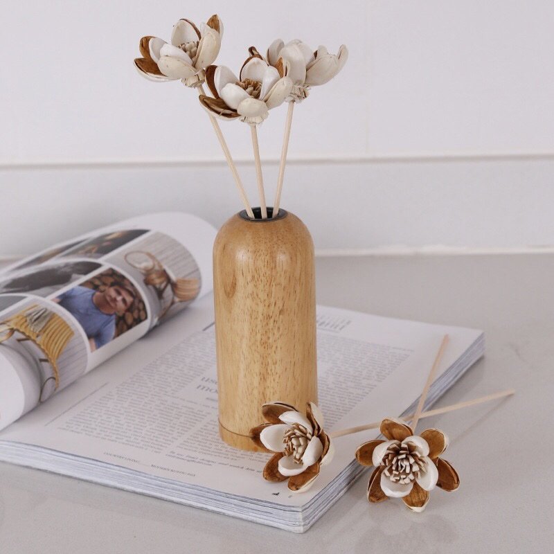 Overhead shot of 5cm cosmos displaying speckled white-brown color pattern and versatile mounting options