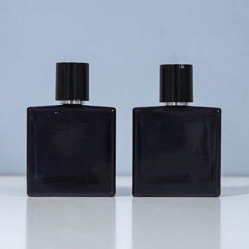 Elegant Square Glass Perfume Bottle in Matte Black - Modern and Minimalist Design