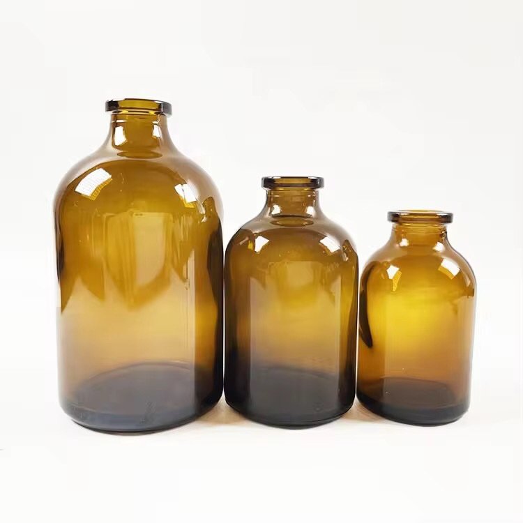 Three amber aromatherapy bottles in 30ml, 50ml, and 100ml – arranged from small to large, showing size progression and uniform amber color
