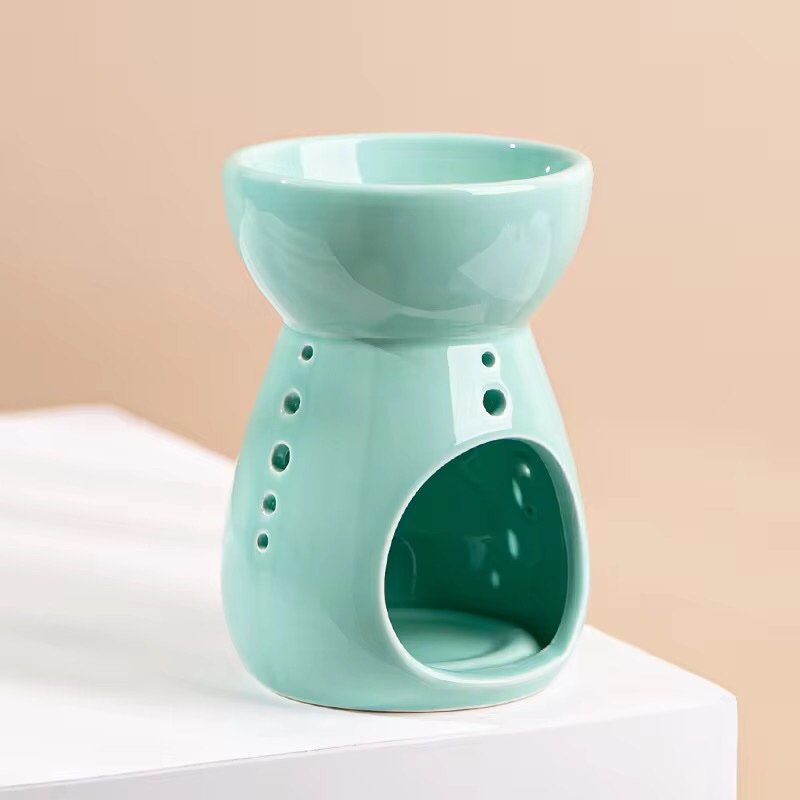 Green vintage ceramic wax melt burner – 9x13cm, classic shape, placed on a wooden surface, empty