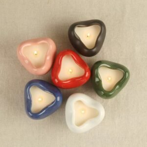 Six heart‑shaped jars from above – matte white, matte black, glossy pink, red, green, blue – arranged in a circle